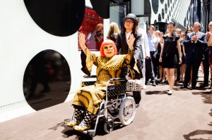 Qué hace Yayoi Kusama en la vidriera de Louis Vuitton en Nueva York?