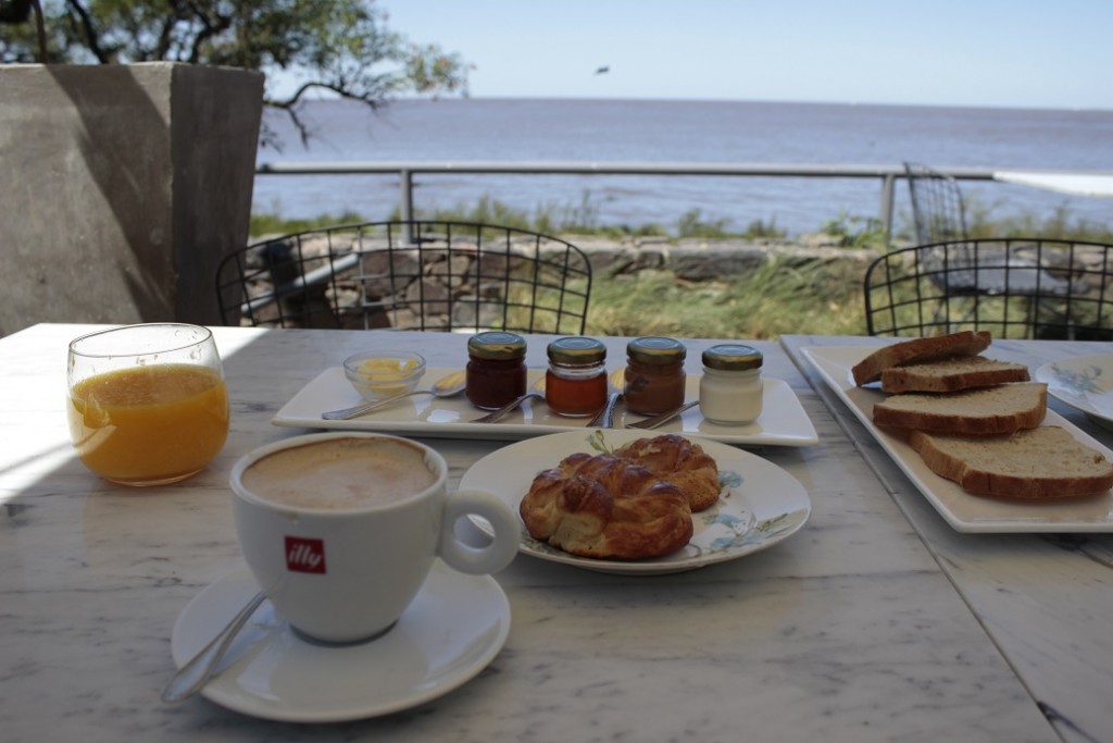 desayuno mirando el rio
