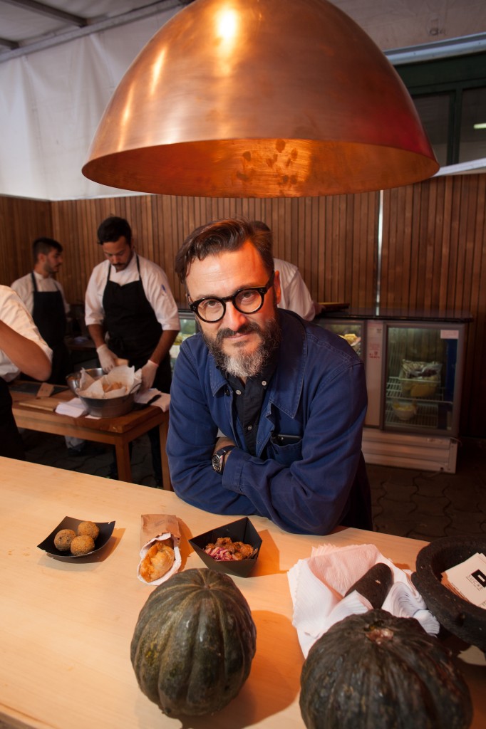 Fernando Trocca en Sucre con cerdo estofado, puré de manzanas y polvo de jengibre, empanada frita de hongos, queso y kale, croquetas de morcilla