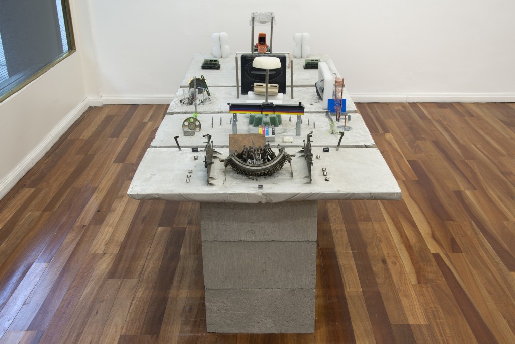 Maqueta. cemento,ladrillos y objetos varios 2,80 x 0,90 x 0,60 m