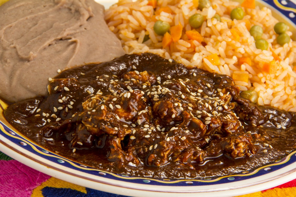 Malinche_Mole con pollo, arroz colorado y frijoles refritos (1)