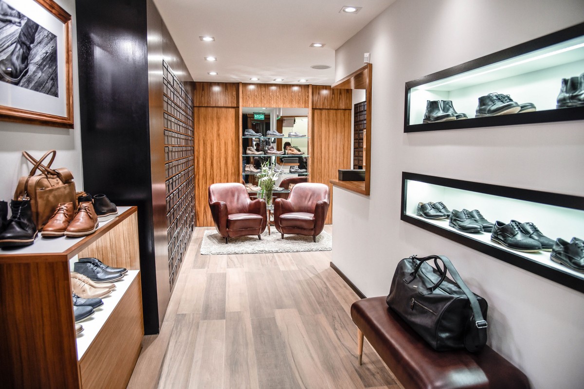 Local Paso de Hombre 2