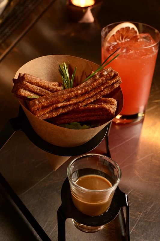 Churros de jamón crudo y queso con yoghurt y soja