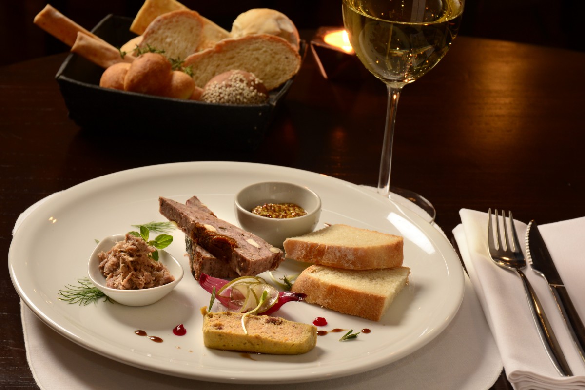 Degustación de terrine, pate, rillette con mostaza y pan casero  (1)