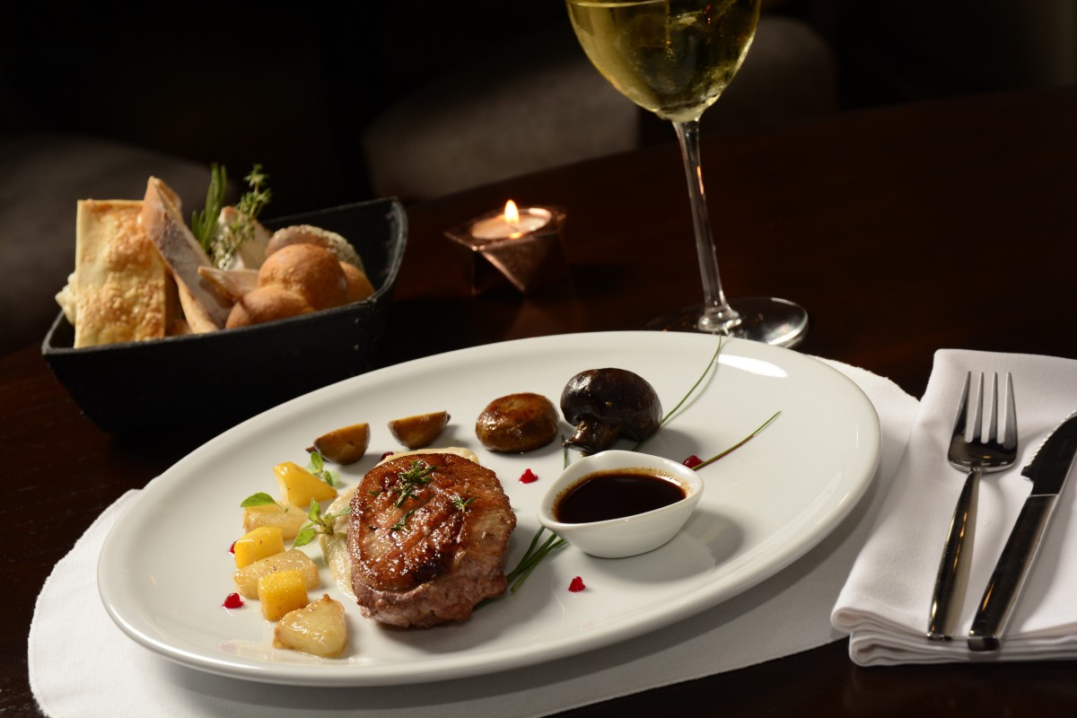 Magret de pato con peras, mango roti, puré de coliflor, champignones y tomillo (1)