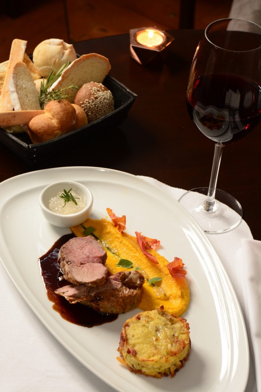 Tourneado de lomo con salsa bearnaise acompañado con rosti de papa y panceta