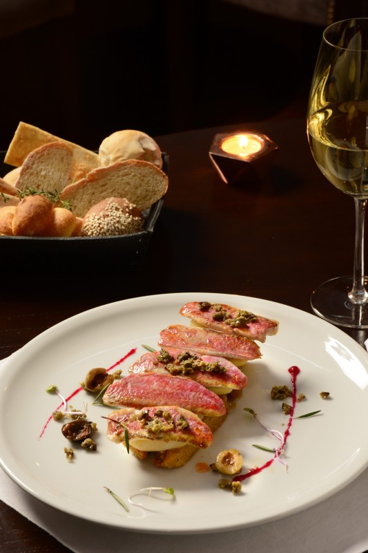 Trillas con tapenade, panís al horno, compota de cebolla y papines caramelizados (2)