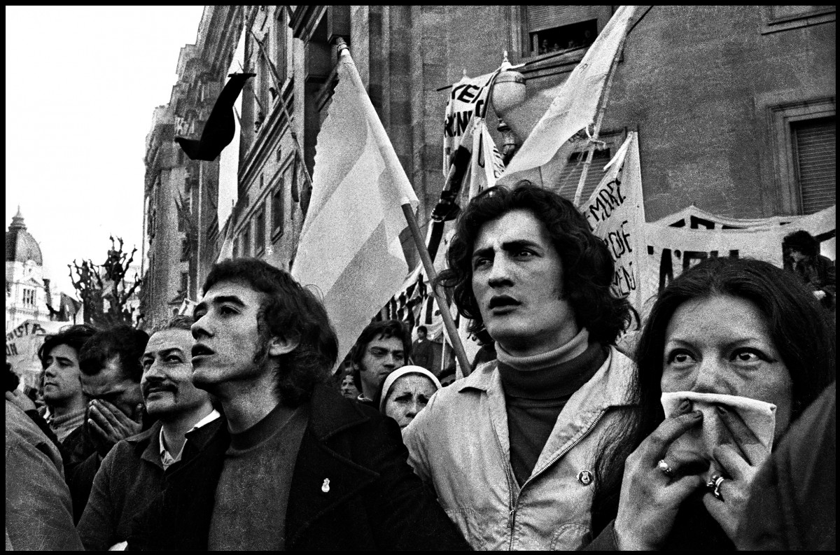 Sara Facio. Asume Campora. Plaza de Mayo 25.05.1973