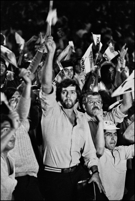 Sara Facio. Asume Perón. Muchacho en Plaza de Mayo. 12.10.1973