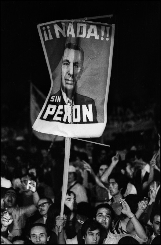 Sara Facio. Cierre de campaña de Hector J. Campora, Avellaneda. 08.03.1973