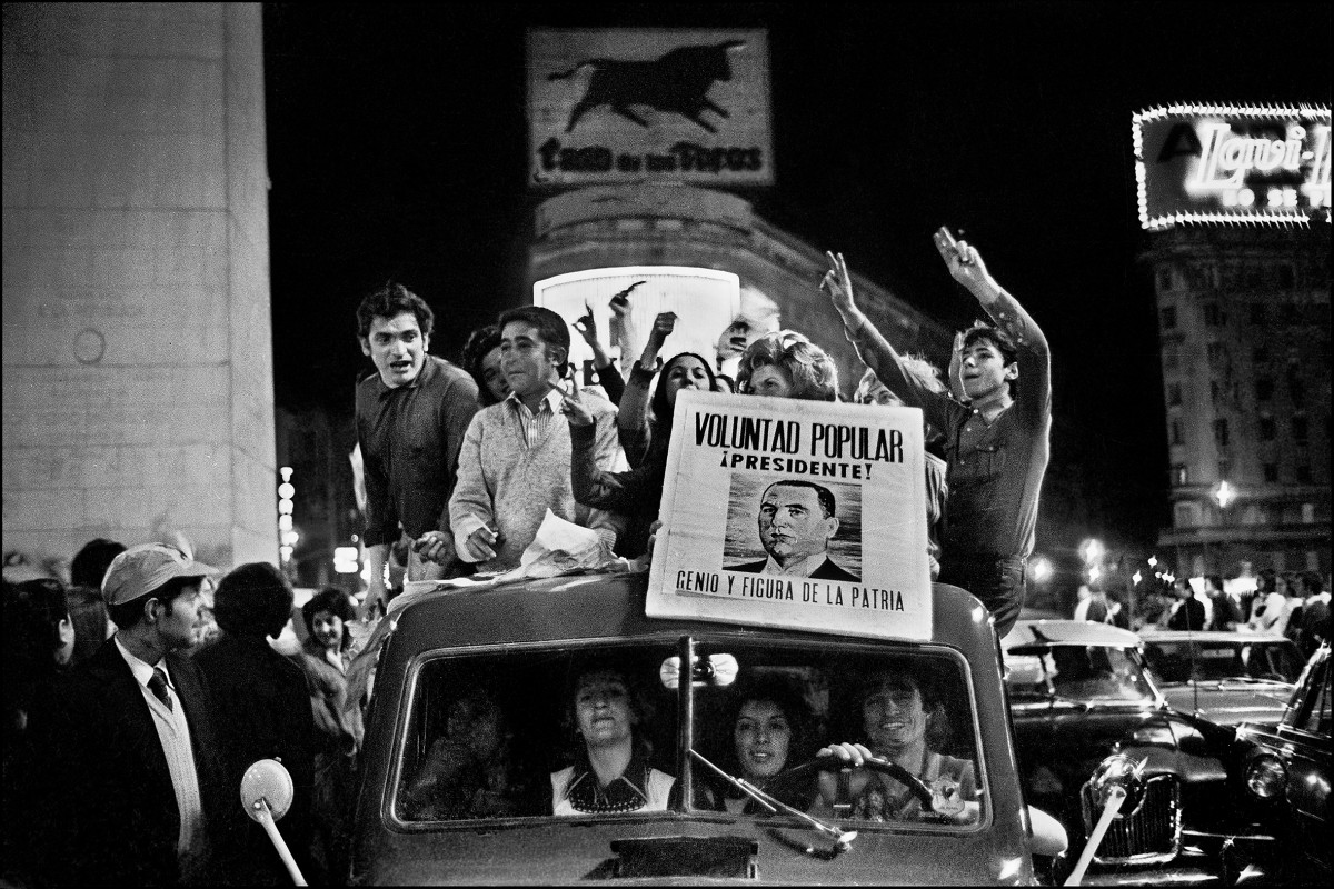 Sara Facio. Festejos en el Obelisco 17.11.1972