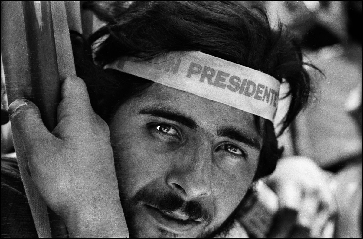 Sara Facio. Muchacho en Plaza de Mayo. 12.10.1973