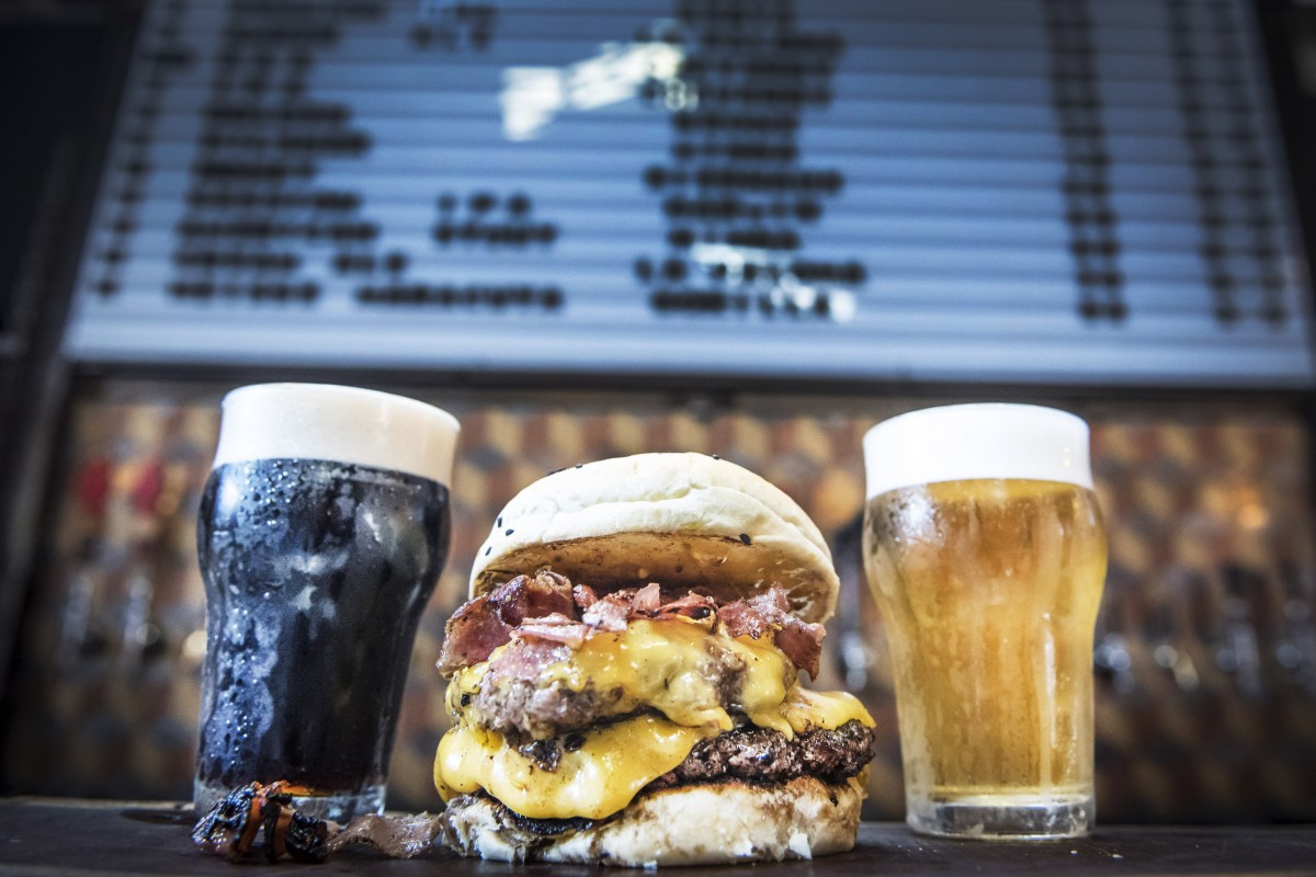 3- cerdosvoladores pintas y burger