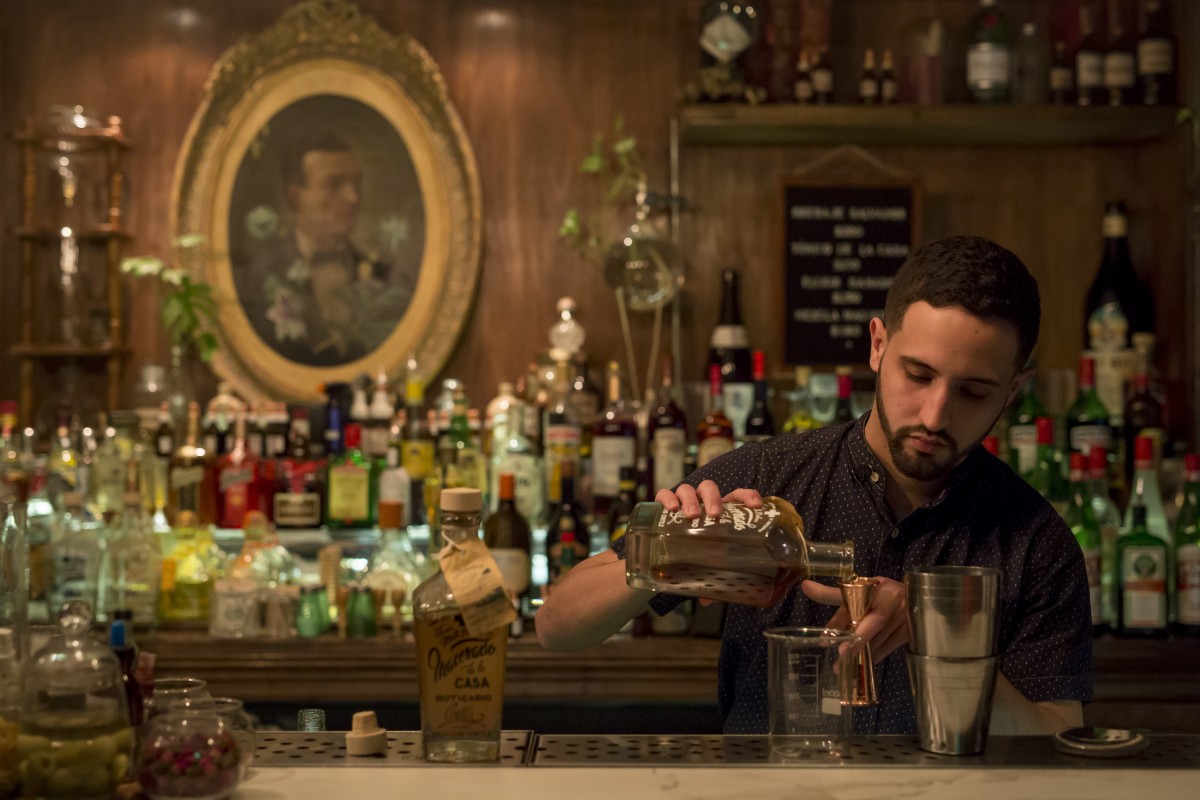 14/07/18 - Bebidas con ron en el bar Boticario, en Palermo.  Credito: Maria Amasanti