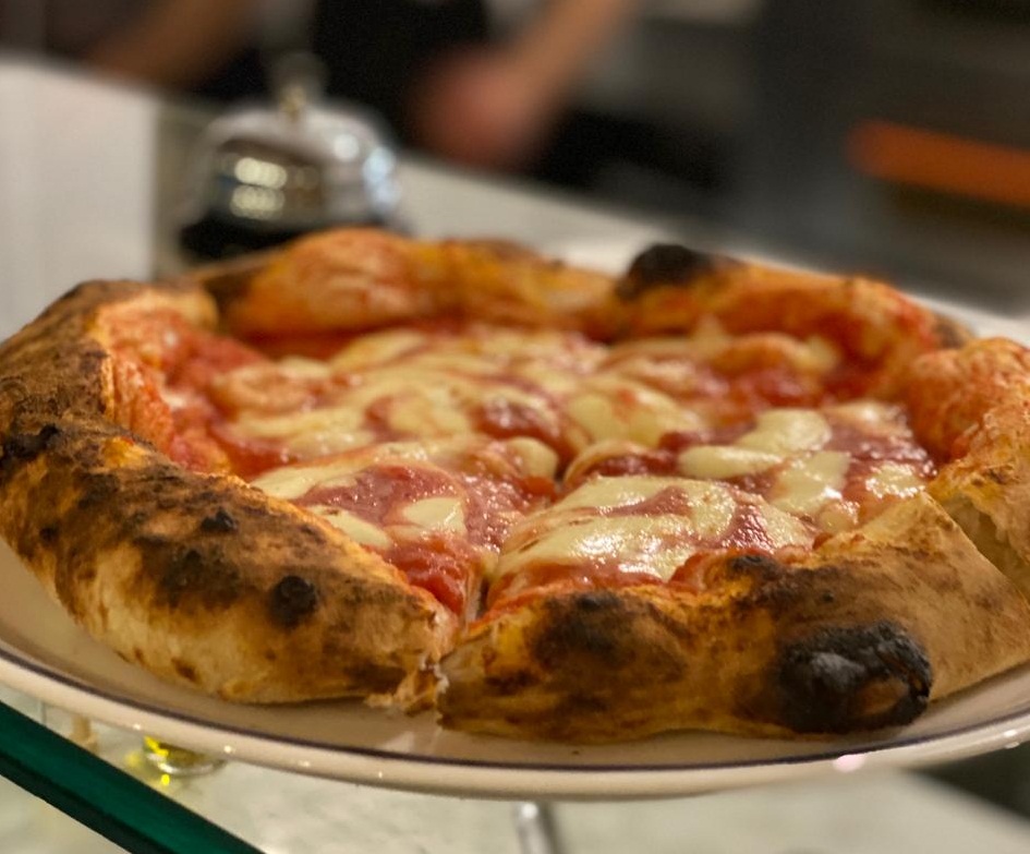 Nuevo en la ciudad: ¿Cómo es Pizza Paradiso, la primera pizzería de Donato  de Santis en Buenos Aires? – MalevaMag